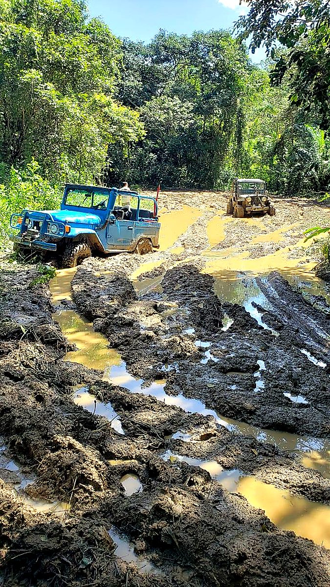Atoleiro com Toyota Bandeirante azul