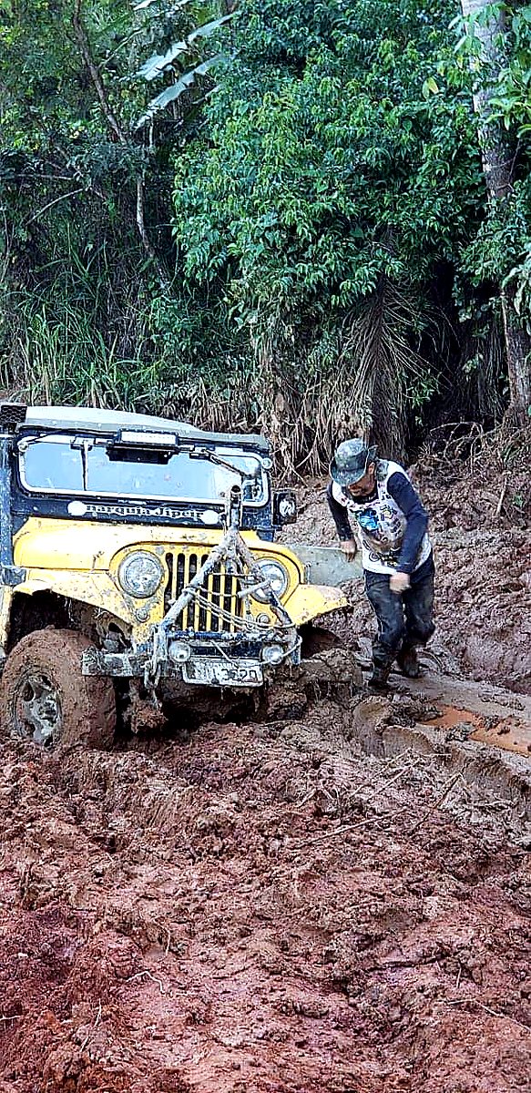 Jeep amarelo Anarquia Jipeira atolado