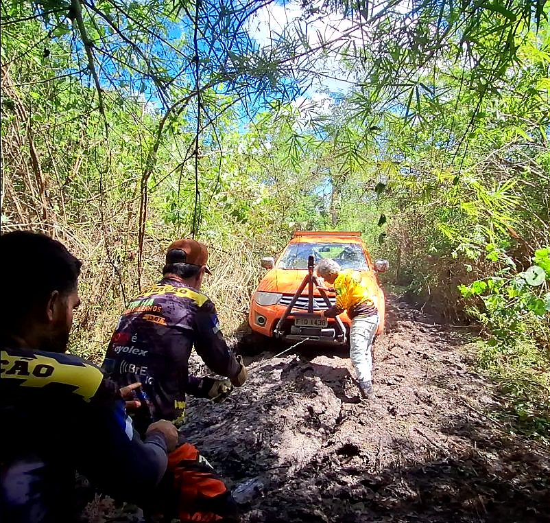 Picape laranja sendo puxada por guincho — equipe da Anarquia Jipeira em ação técnica