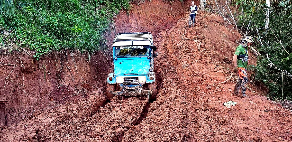 Toyota Bandeirante subindo barranco íngreme