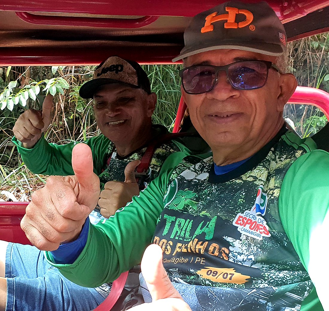 Valter — o Guarda Belo (à frente) e Cláudio Almeida (ao fundo) — fundadores da Trilha dos Engenhos