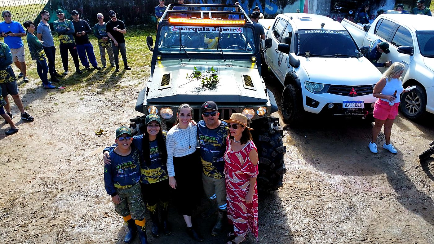 Vista aérea: jeep da Anarquia Jipeira, picape da Organização e família posando antes da largada