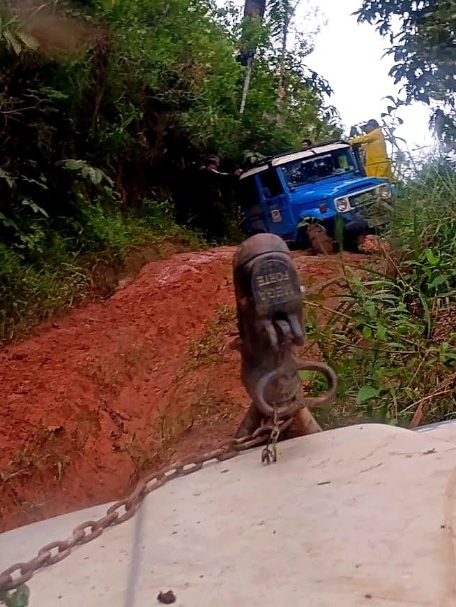 Toyota azul de lado em barranco íngreme