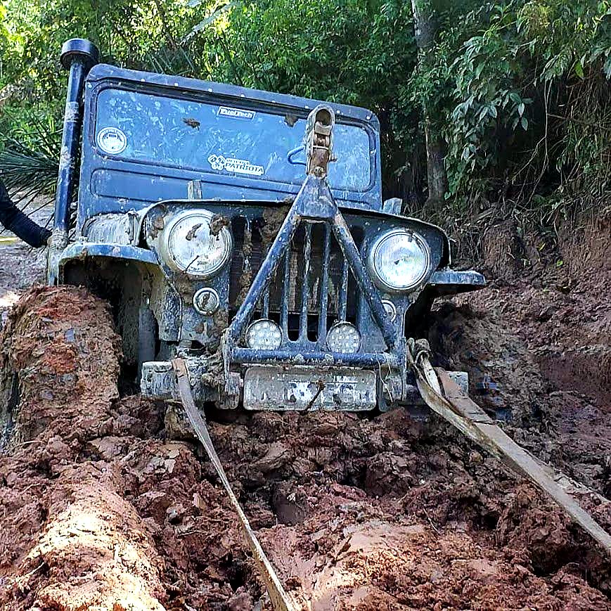 Jeep Patriota preso em vala com cabos de tração