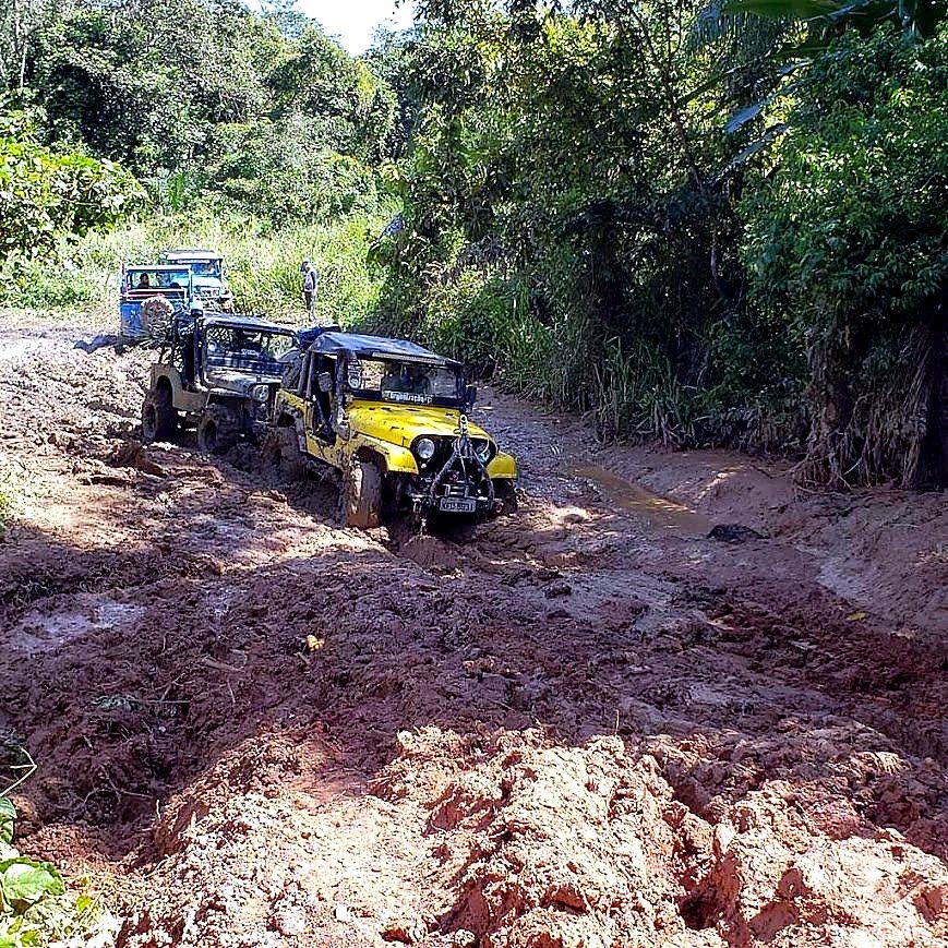 Pelotão de jipes da Anarquia atravessando atoleiro
